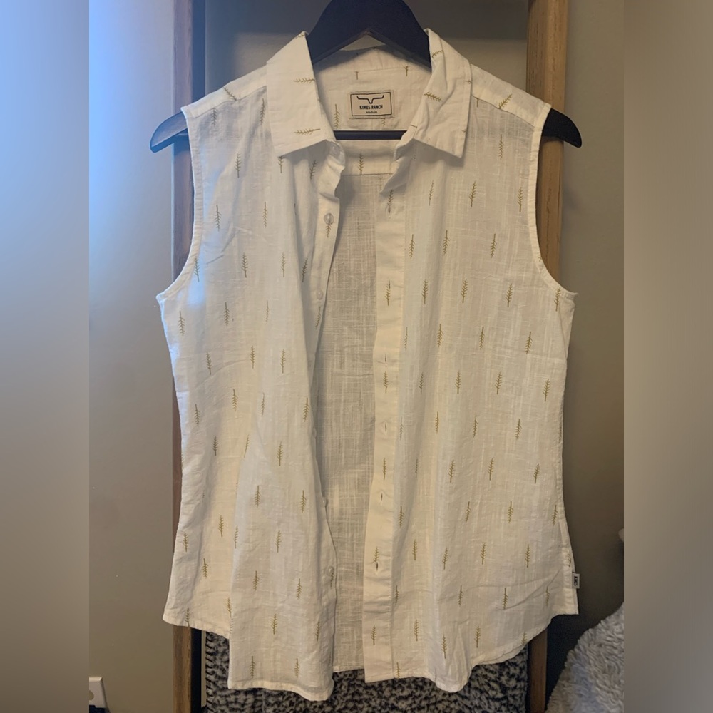 Kimes sleeveless button up shirt. Size medium. Off white with gold/tan design.